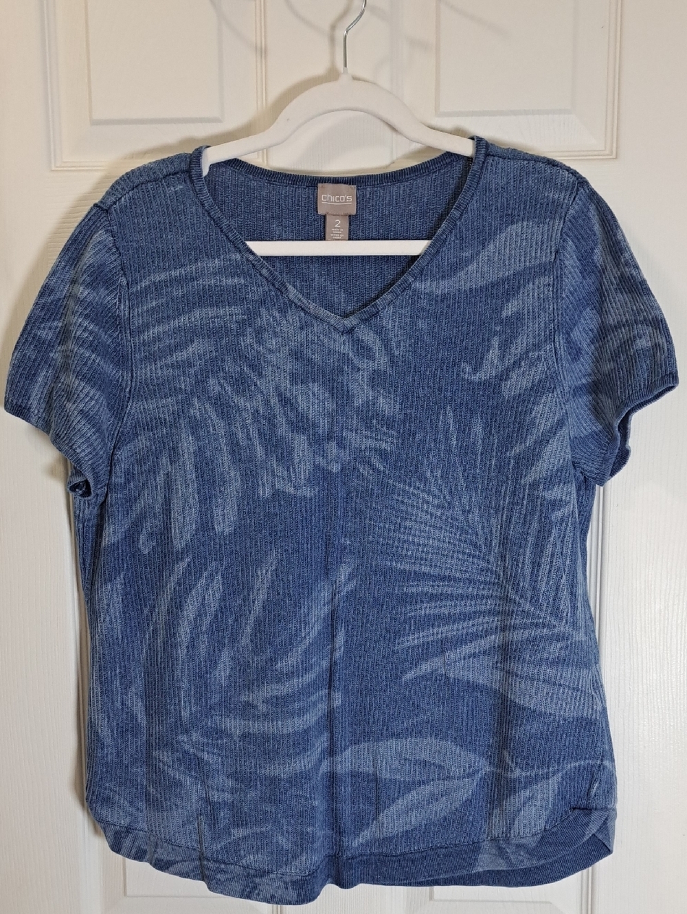 Chico's Blue V-Neck Short Sleeve Palm-Print Top